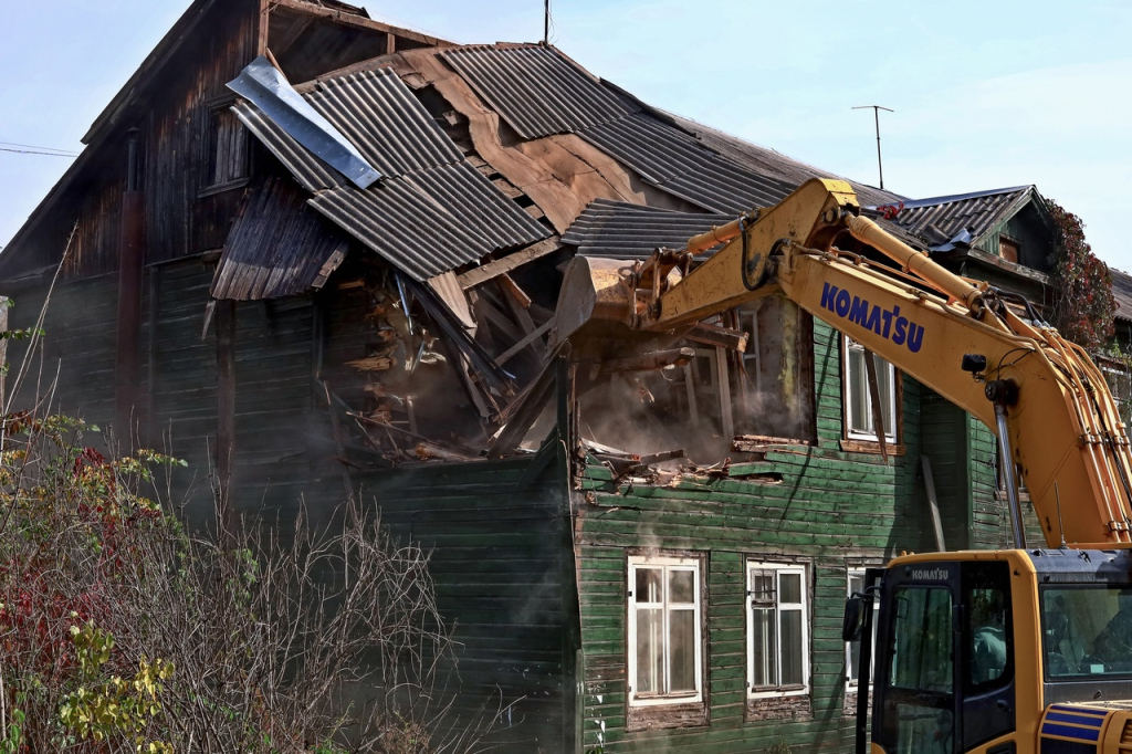 v-leninskom-rayone-nachalsya-snos-vetkhikh-domov-v-kvartale-krt_03.jpg